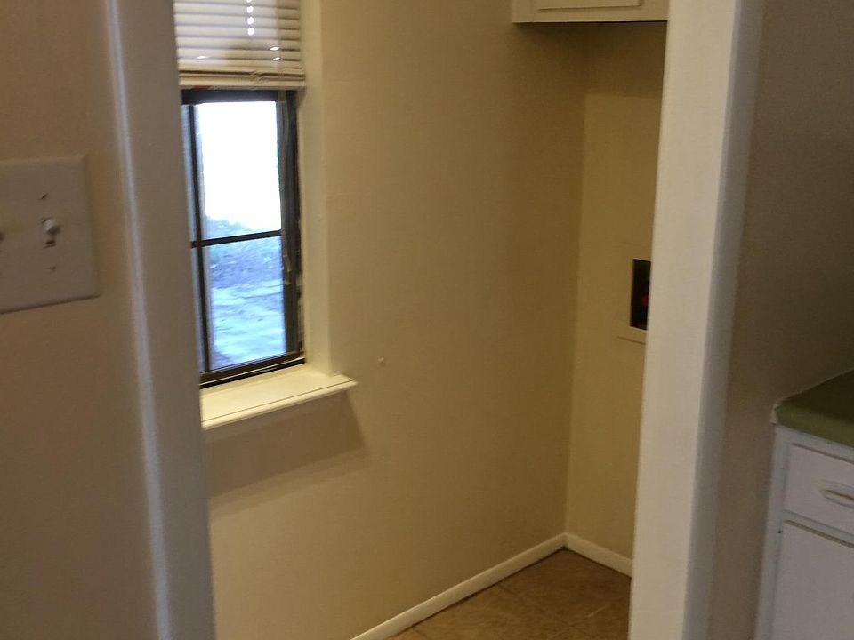 Laundry/Washer and Dryer Hook Ups