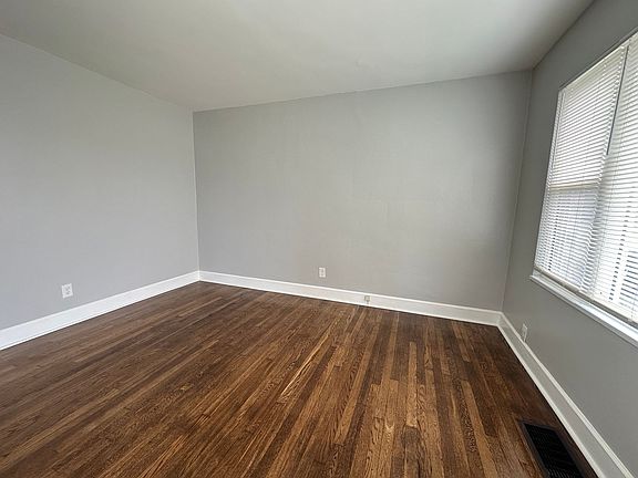 5th image of 387-389 Manhattan Dr #387