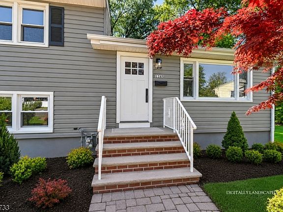 2nd image of 1585 Saint Ann St