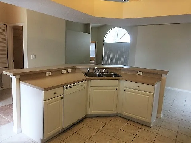 4 bed, 2.0 bath, 1677 sqft, $2,700 — Photo 3