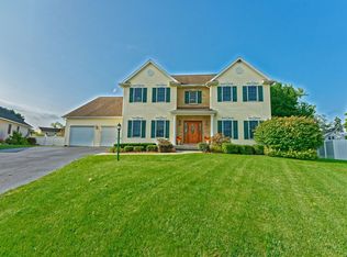 5 Pembrooke Ct, Loudonville, NY 12211