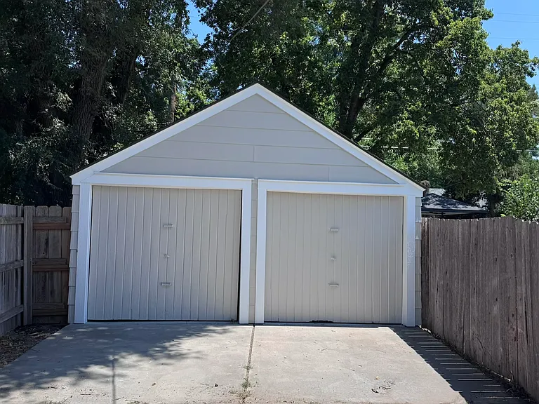 238 N Bleckley Dr — Photo 16