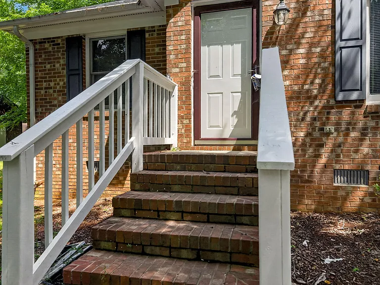 1249 Skyview Dr — Photo 3