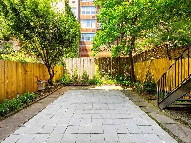 431 W 22nd St #1R — Photo 1
