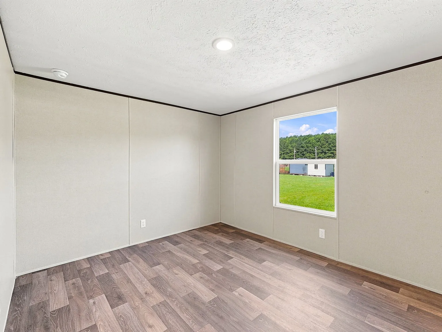 3 bed, 1060 sqft, $950 — Photo 3