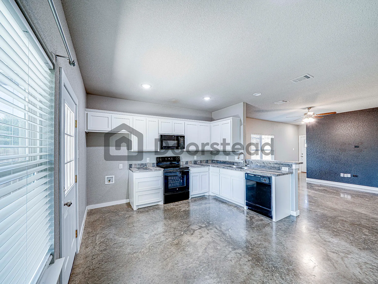 3 bed, 2.0 bath, 1351 sqft, $2,000 — Photo 4