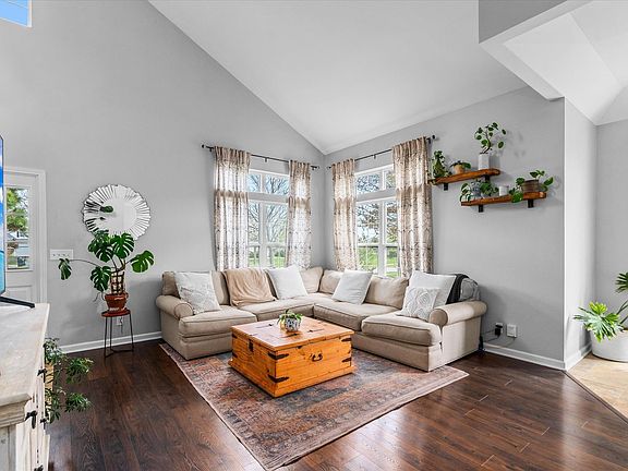 3rd image of 229 Kathryn Ln