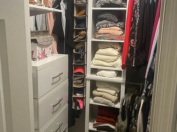 15 Springwood Dr, North Babylon, NY 11703