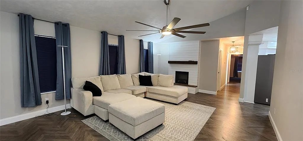 3 bed, 2.5 bath, 2214 sqft, $2,400 — Photo 3