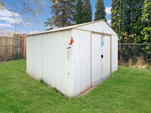 1017 Lee St, Fenton, MI 48430