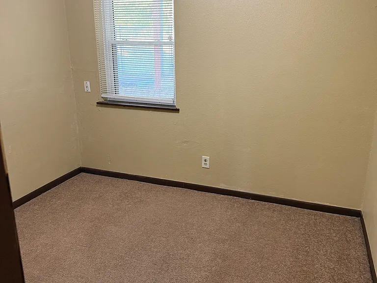 906 Brookside St — Photo 4