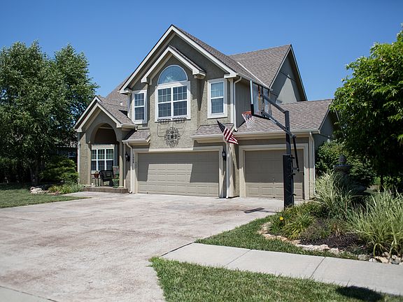 Basketball hoop stays