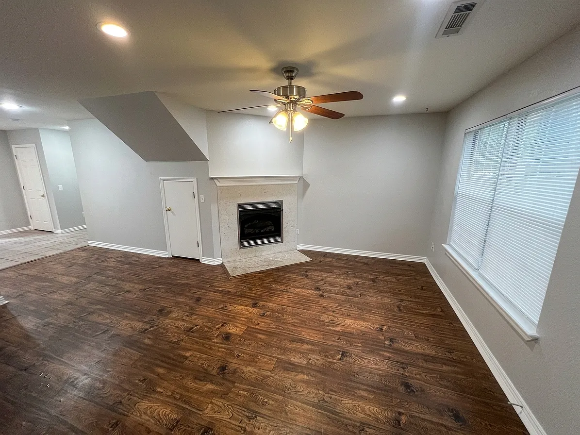 3 bed, 2.5 bath, 1496 sqft, $1,600 — Photo 2
