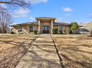 401 Kenshire Dr, Benbrook, TX 76126