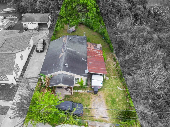 833 Booth St, Houston, TX 77009