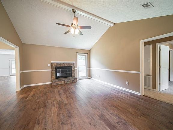 4th image of 123 Lee Road 885