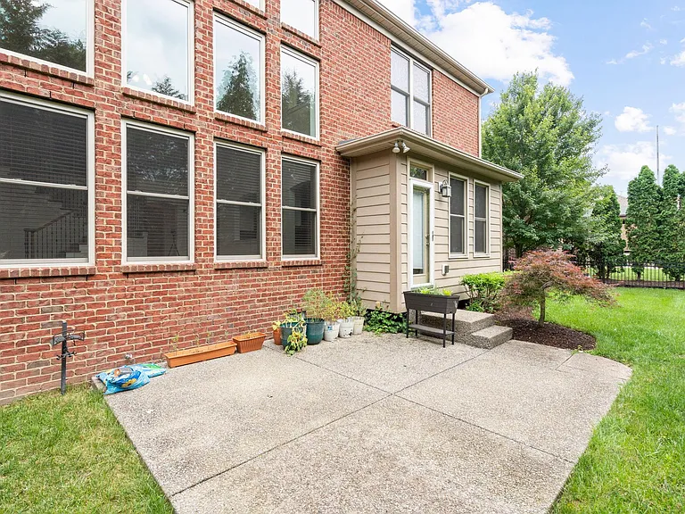 1610 Twin Square Way — Photo 49
