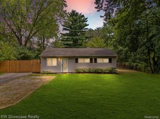 964 Daffodil Dr, Waterford, MI