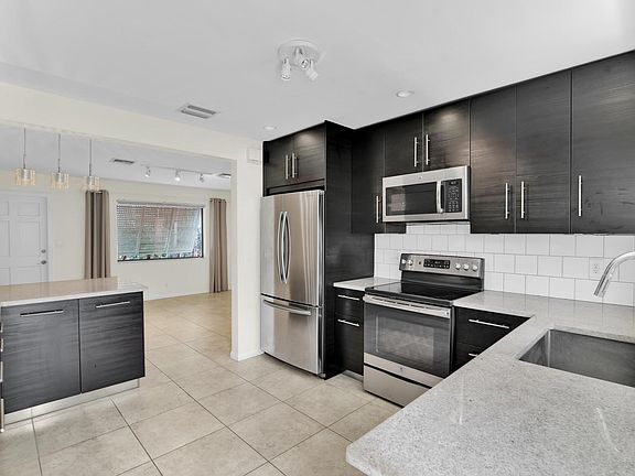 5th image of 320 NE 1st Ave #320