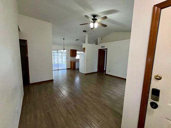 3rd image of 118 N Aberdeen Cir