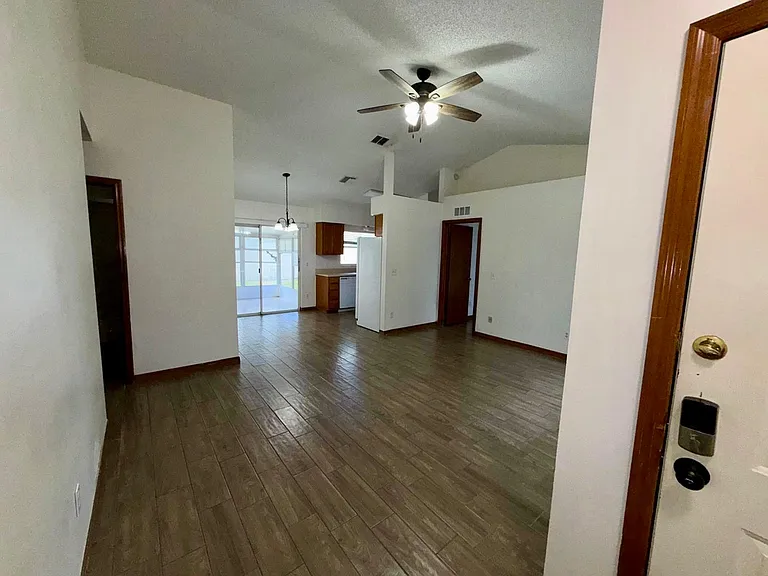 118 N Aberdeen Cir — Photo 2