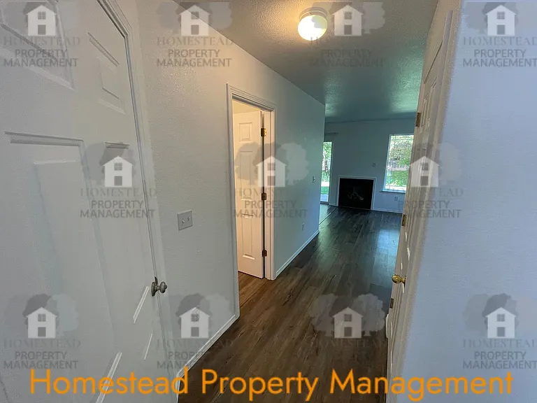 1408-1410 Falcon Loop — Photo 4