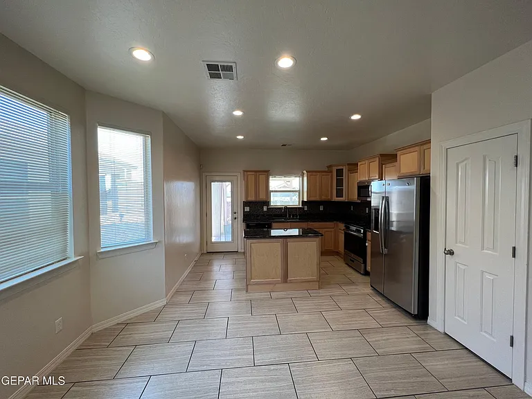 147 N Manzanita Dr — Photo 6