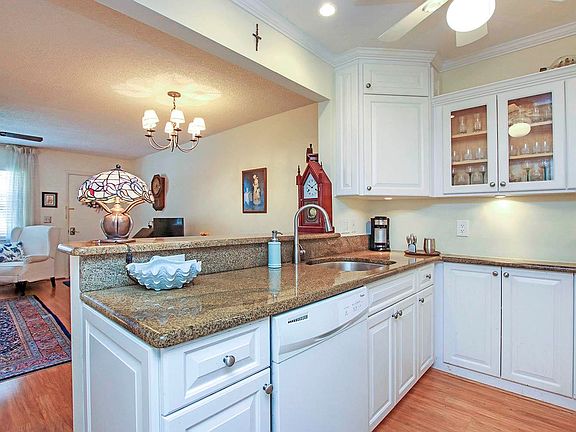 2nd image of 601 Periwinkle Way Unit C6