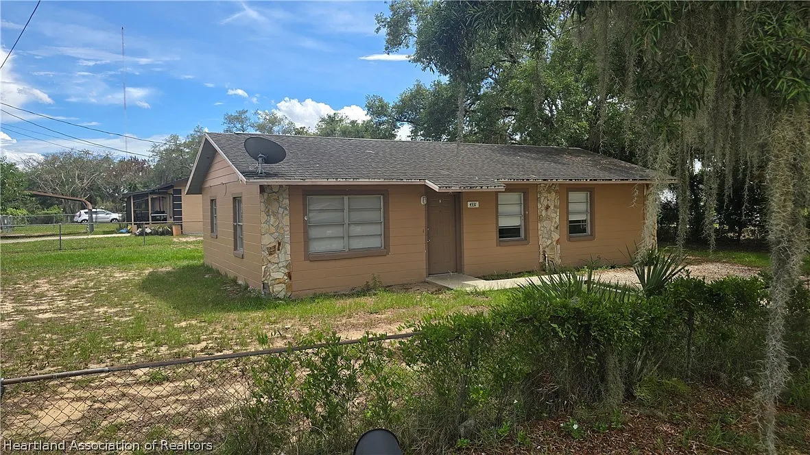 3 bed, 1.5 bath, 943 sqft, $1,350 — Photo 1