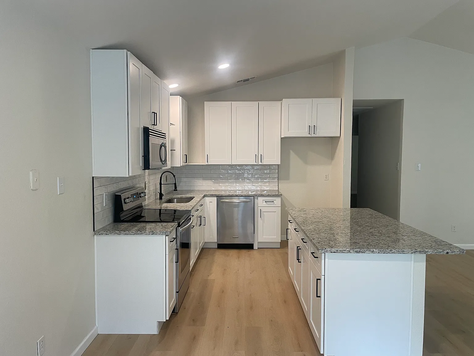 3 bed, 1338 sqft, $2,050 — Photo 3