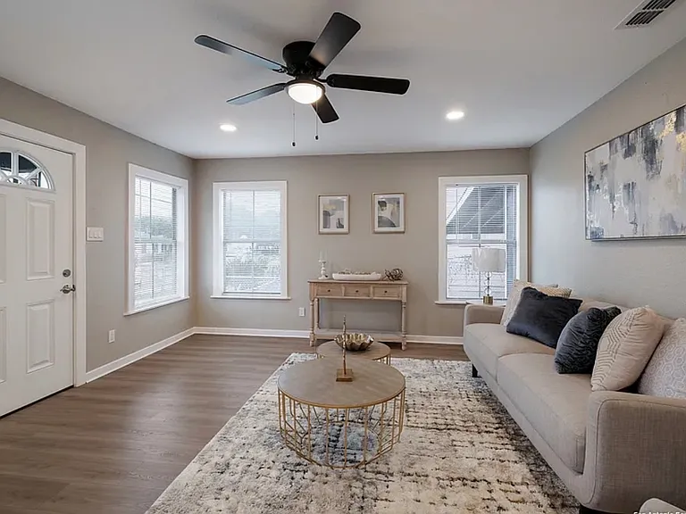858 Harriman Pl — Photo 4