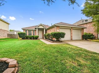 2807 Park Springs Dr, Grand Prairie, TX 75052