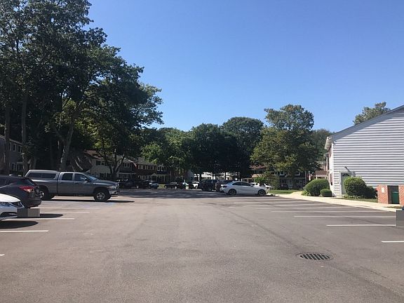 5th image of 863 Village Dr
