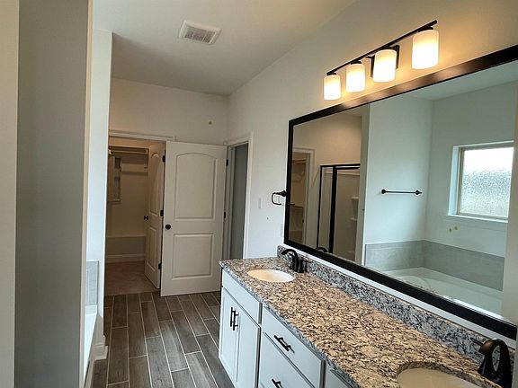 5th image of 441 Rue Evangeline