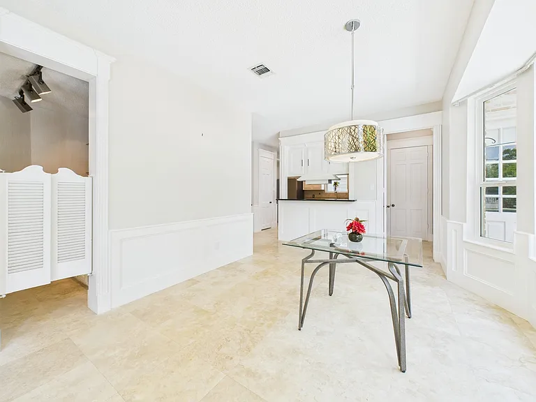 702 Daria Ct — Photo 16