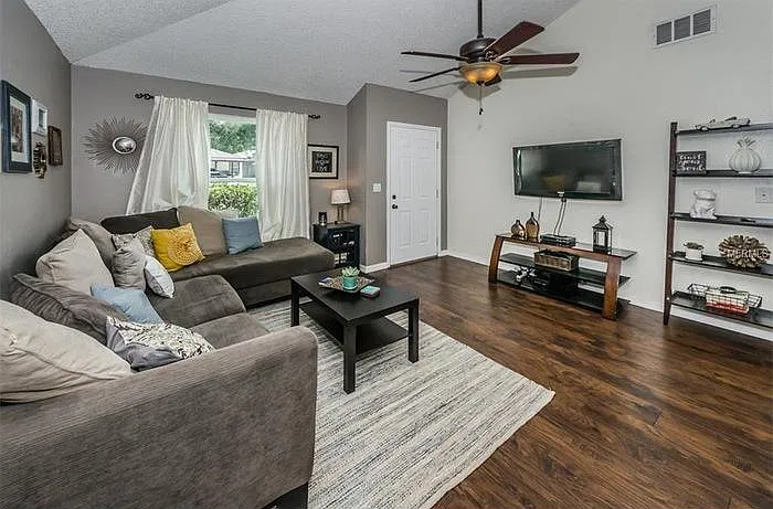 2 bed, 797 sqft, $2,000 — Photo 2