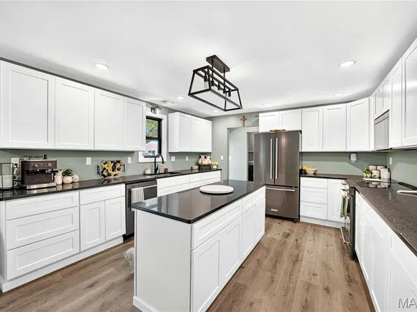213 Flora St, Iberia, MO 65486
