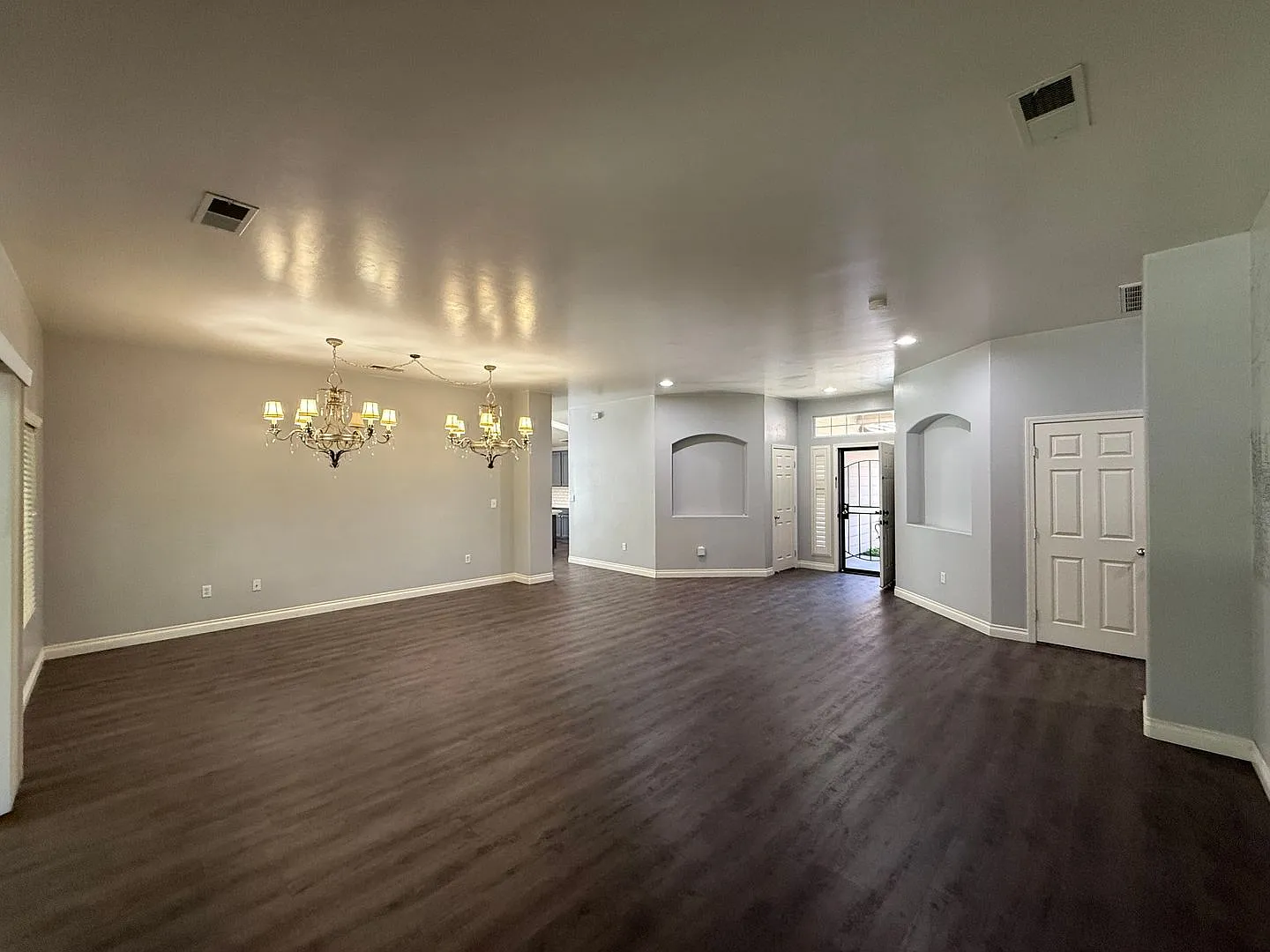 Beautiful 4 Bedroom, 3 Bathroom Home with Enclosed Patio & Stunning Backyard — Photo 2
