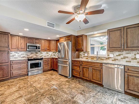 5th image of 700 Hickory Ln