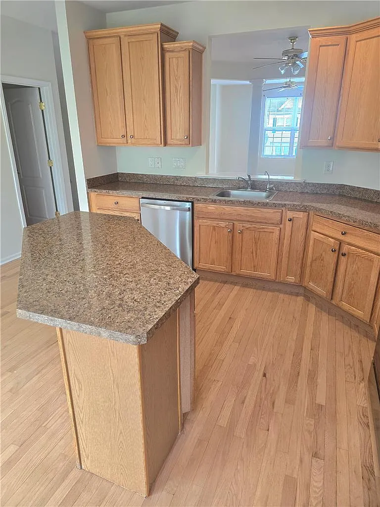 3 bed, 2.5 bath, 2406 sqft, $2,600 — Photo 4