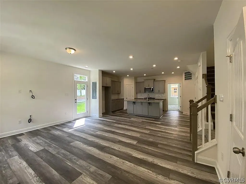 3 bed, 2.5 bath, 1834 sqft, $2,595 — Photo 3