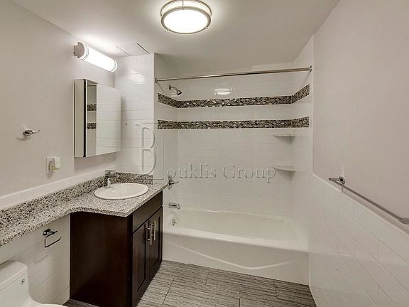 5th image of 2625 28th St APT 3D