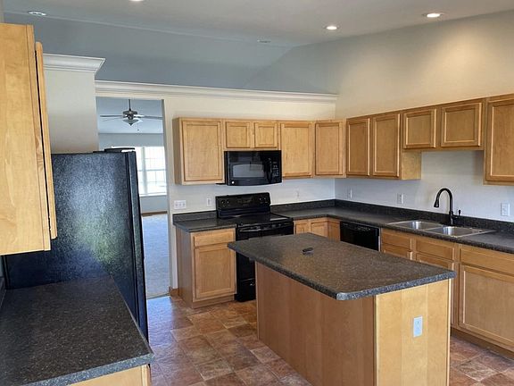 5th image of 120 Auburn Ct #B