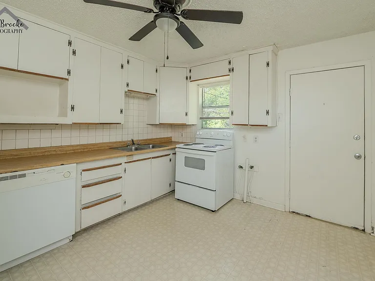 3202 Grant St — Photo 8
