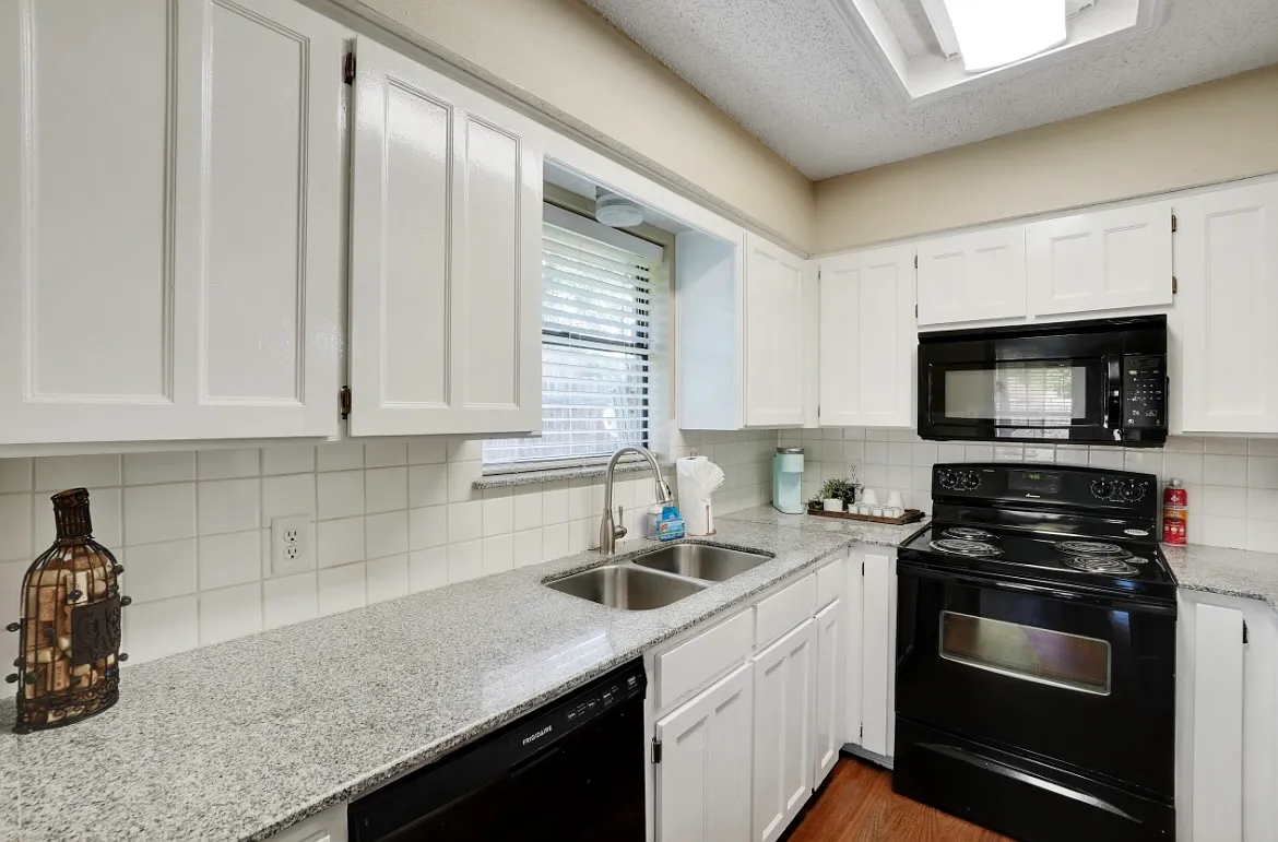 2 bed, 1.5 bath, 1258 sqft, $2,199 — Photo 4