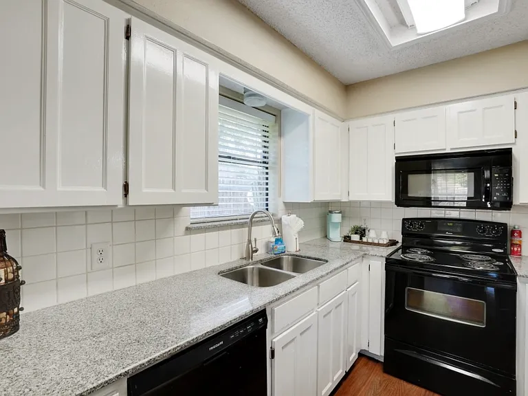 525 Essex Pl — Photo 4