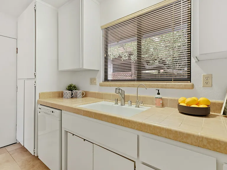 2526 Overhill Ln — Photo 11