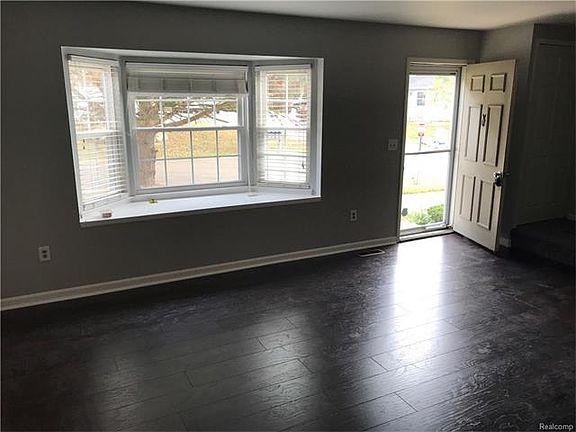 4th image of 279 Lake Village Dr #1