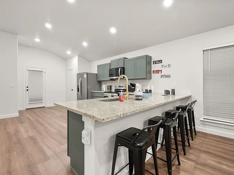 2515 Kenwood Ave — Photo 20