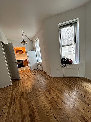 5th image of 239 E 28th St APT 4a